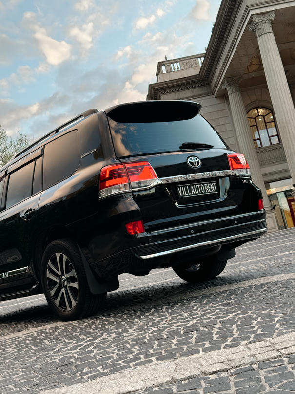 TOYOTA Land Cruiser 200